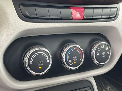 Used 2015 Jeep Renegade Latitude FWD image 19