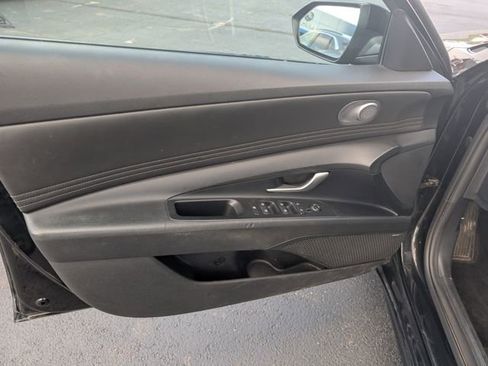 Used 2021 Hyundai Elantra Limited image 14