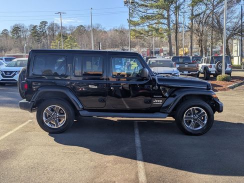 Used 2019 Jeep Wrangler Unlimited Sahara w/ Uconnect 4C Nav & Sound Group image 4