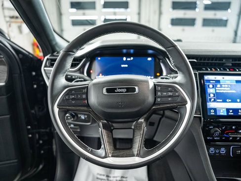 Used 2025 Jeep Grand Cherokee Limited w/ Luxury Tech Group II image 34