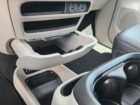 Used 2024 Chrysler Pacifica Touring-L FWD image 28