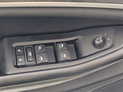 Used 2023 Jeep Grand Cherokee L Limited w/ Luxury Tech Group II image 12