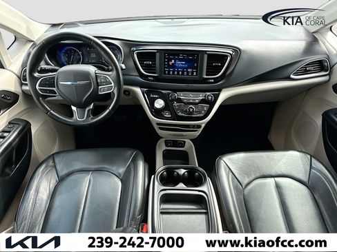 Used 2020 Chrysler Pacifica Touring-L image 16