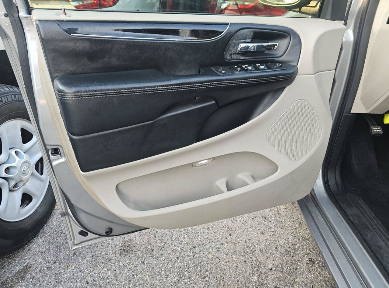 Used 2015 Dodge Grand Caravan SE FWD image 12
