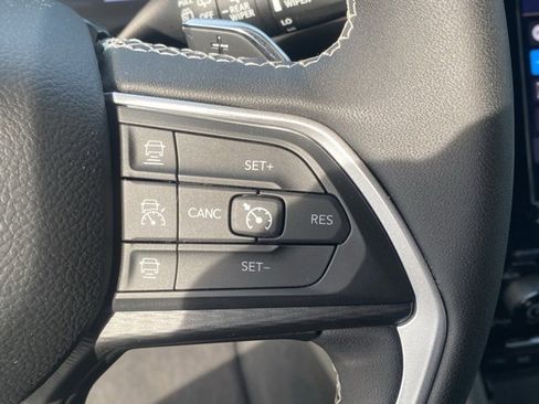 Used 2023 Jeep Grand Cherokee Altitude image 18