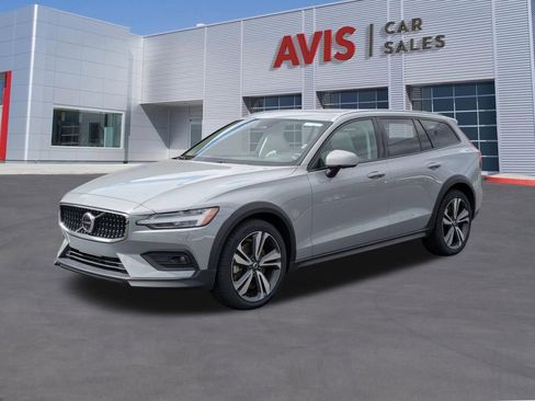 Used 2025 Volvo V60 B5 Cross Country Plus image 1