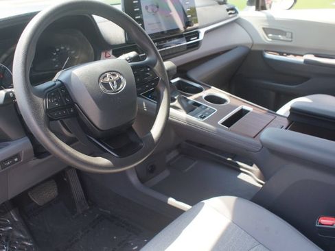 Used 2024 Toyota Sienna LE FWD image 13