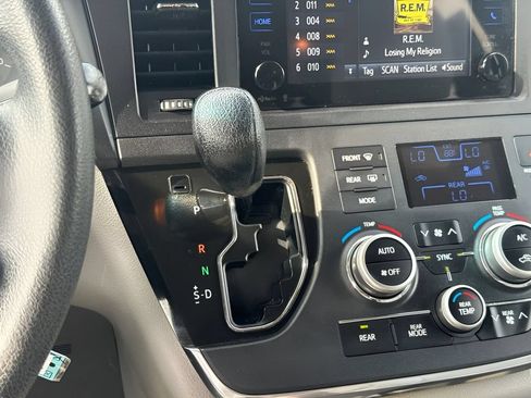 Used 2015 Toyota Sienna LE AWD/4WD image 13
