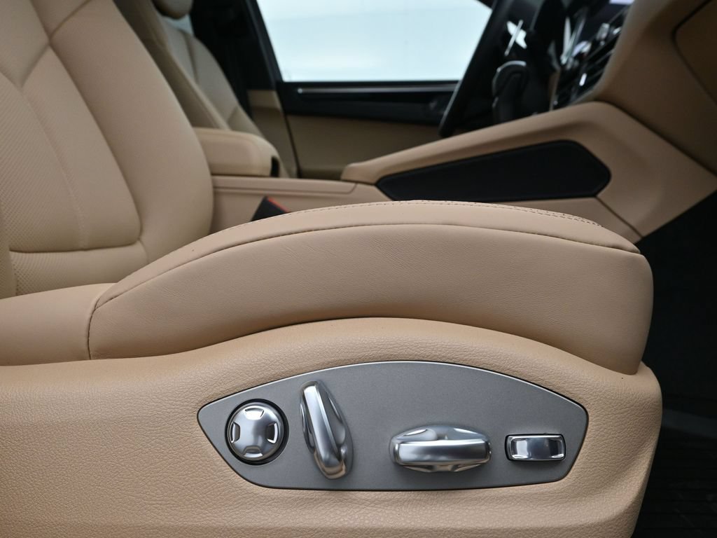 Used 2026 Porsche Macan AWD/4WD image 15