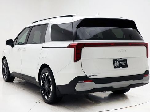 Used 2025 Kia Carnival EX FWD image 7