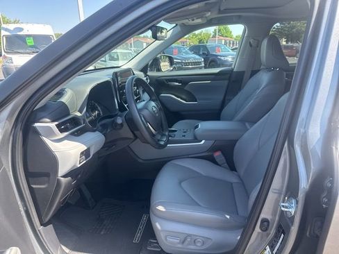 Used 2025 Toyota Highlander XLE image 24