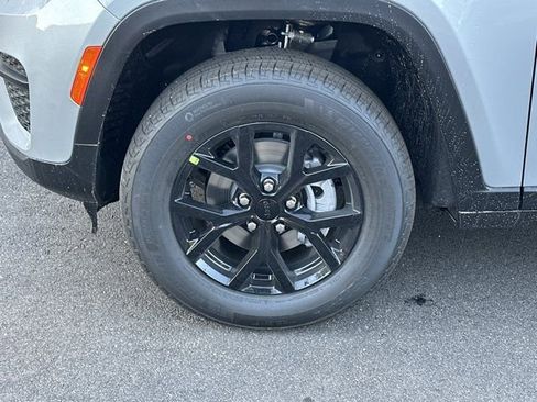 New 2025 Jeep Grand Cherokee Altitude image 11