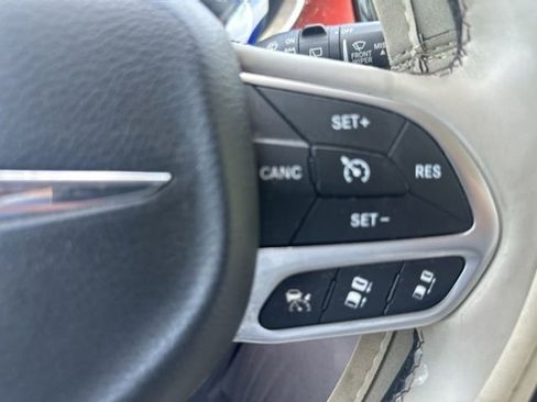 Used 2017 Chrysler Pacifica Limited FWD image 17