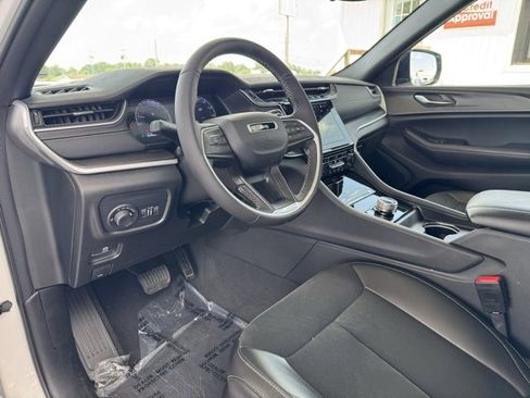 Used 2024 Jeep Grand Cherokee Altitude image 18