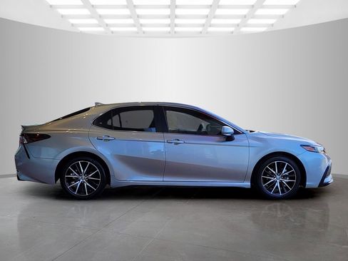 Used 2024 Toyota Camry SE image 3