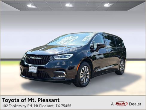 Used 2024 Chrysler Pacifica Touring-L FWD image 1