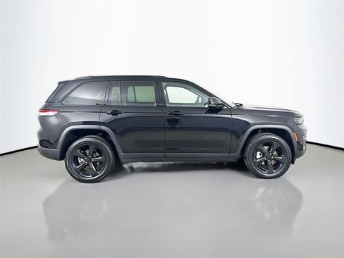 Used 2023 Jeep Grand Cherokee Limited w/ Black Appearance Package AWD/4WD image 17