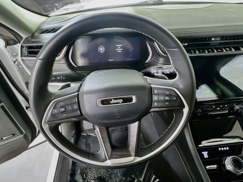 Used 2023 Jeep Grand Cherokee L Limited w/ Luxury Tech Group II AWD/4WD image 11