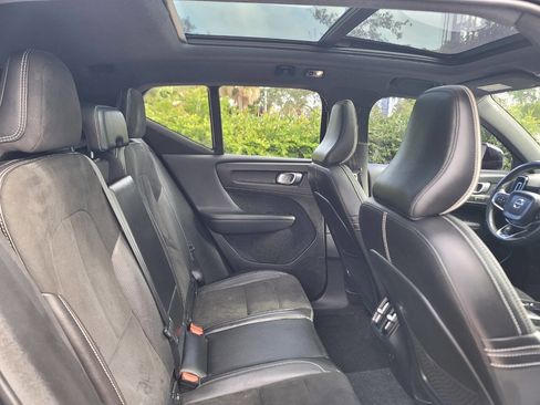 Used 2019 Volvo XC40 T5 R-Design image 11