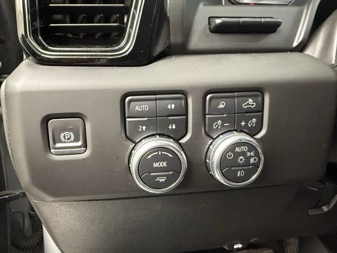 Used 2025 GMC Sierra 2500 AT4 w/ AT4 Premium Plus Package image 17