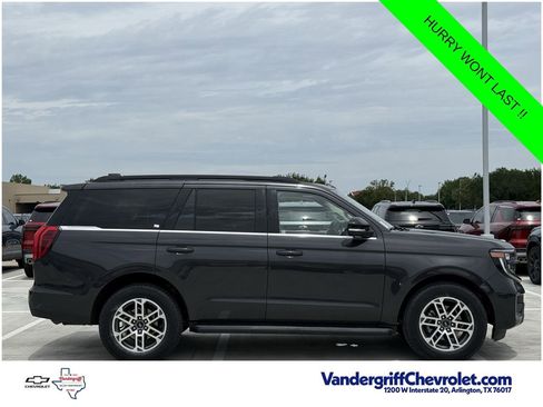 Used 2025 Ford Expedition Active AWD/4WD image 3