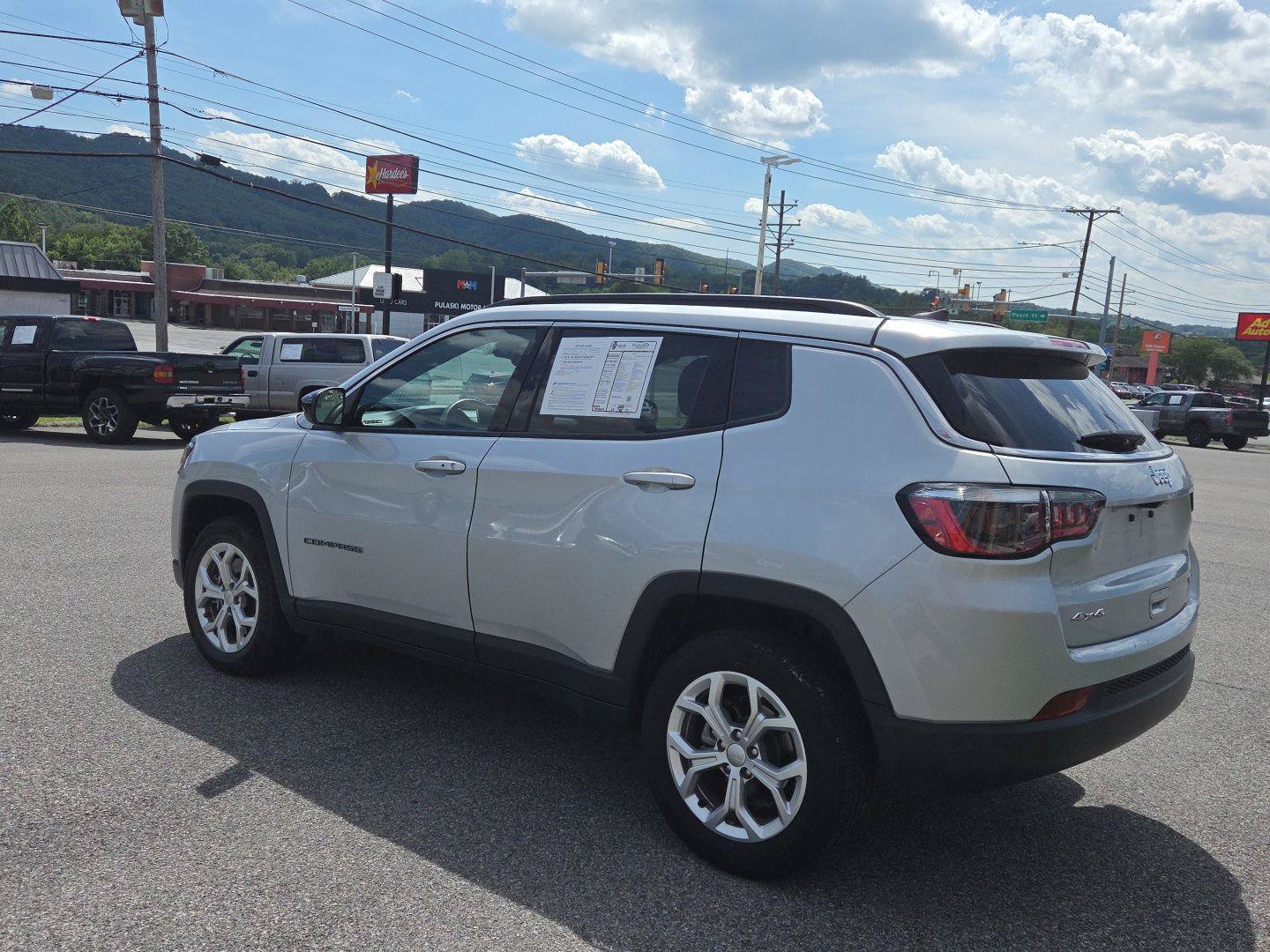 Used 2024 Jeep Compass Latitude AWD/4WD image 5
