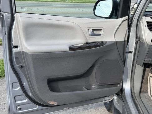 Used 2017 Toyota Sienna XLE FWD image 12