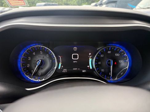 Used 2025 Chrysler Pacifica Select FWD image 19