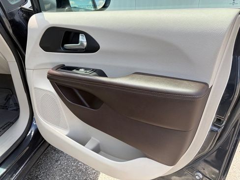 Used 2020 Chrysler Pacifica Touring-L Plus FWD image 29