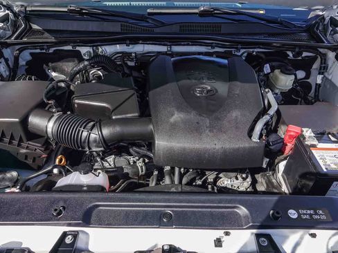 Used 2017 Toyota Tacoma TRD Sport w/ Tow Package (A/T) image 25