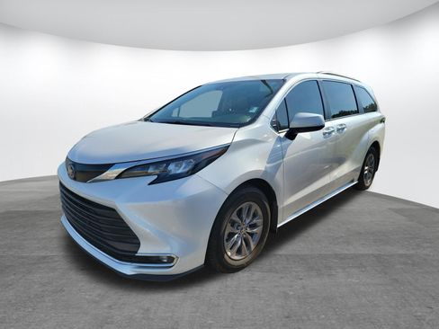 Used 2024 Toyota Sienna XLE FWD image 3