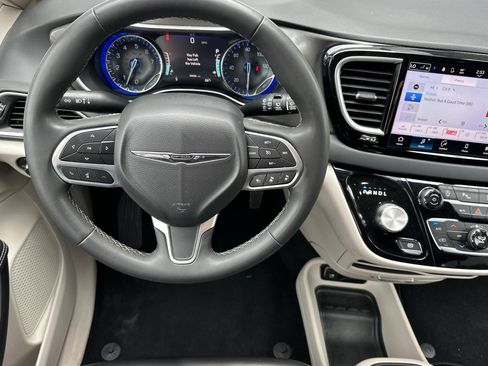 Used 2023 Chrysler Pacifica Touring-L FWD image 14