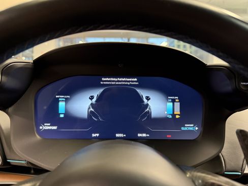 Used 2023 McLaren Artura image 12