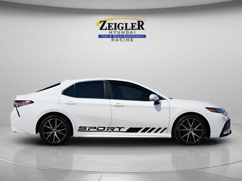 Used 2023 Toyota Camry SE w/ Cold Weather Package FWD image 9