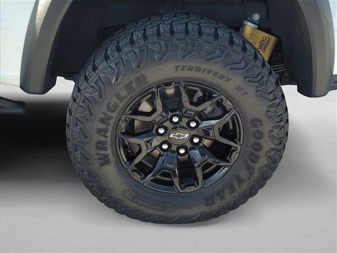 Used 2025 Chevrolet Colorado ZR2 w/ Midnight Edition AWD/4WD image 6