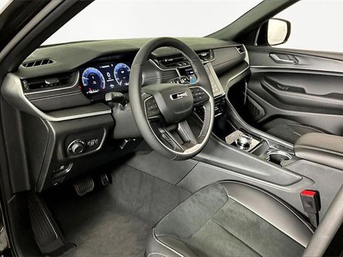 New 2025 Jeep Grand Cherokee Altitude image 8