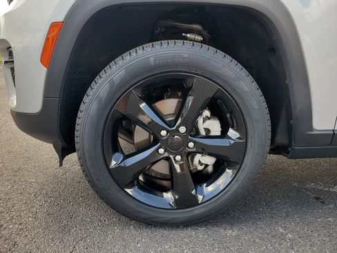 Used 2024 Jeep Grand Cherokee Limited w/ Black Appearance Package RWD image 9