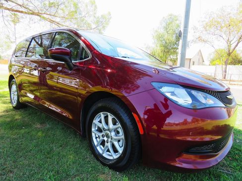 Used 2021 Chrysler Voyager LX image 10