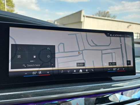 Certified 2025 BMW 750e xDrive AWD/4WD image 25