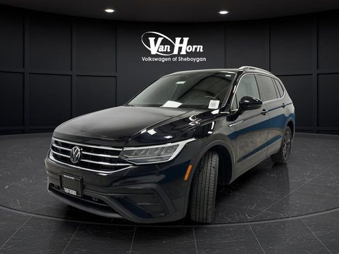 Used 2024 Volkswagen Tiguan SE w/ Panoramic Sunroof Package image 7