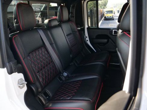 Used 2024 Jeep Gladiator Rubicon w/ Technology Group AWD/4WD image 37