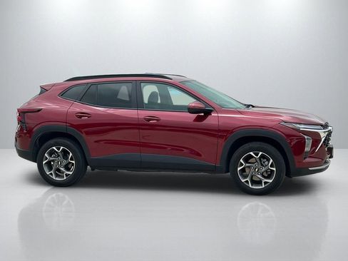 Used 2025 Chevrolet Trax LT FWD image 4