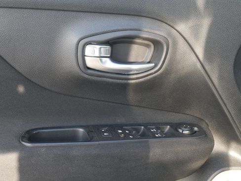 Used 2015 Jeep Renegade Latitude FWD image 21
