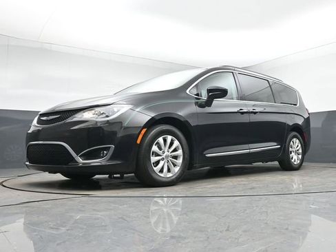 Used 2017 Chrysler Pacifica Touring-L image 12