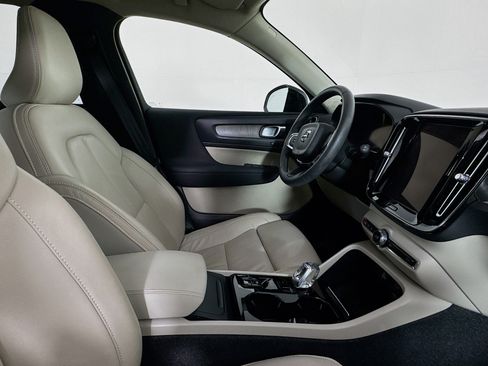 Used 2023 Volvo XC40 B4 Ultimate image 28