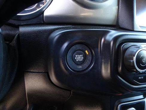 Used 2018 Jeep Wrangler Unlimited Sahara image 27