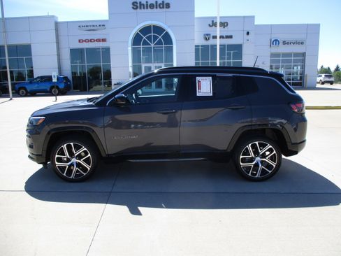 Used 2024 Jeep Compass Limited w/ Elite Group AWD/4WD image 3