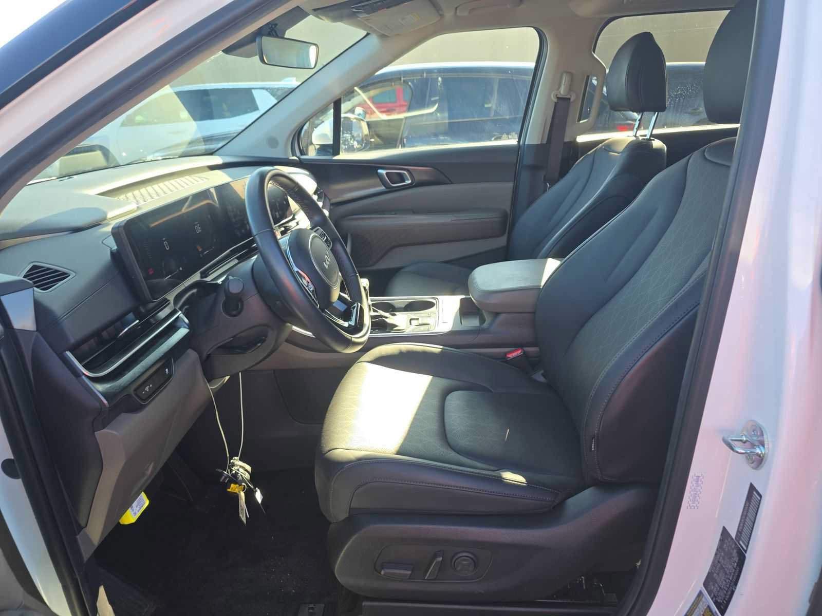 Used 2026 Kia Carnival FWD image 8