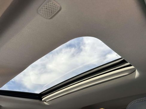 Used 2019 Toyota Highlander XLE image 11