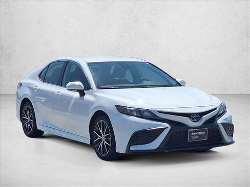Used 2023 Toyota Camry SE FWD image 3